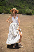 Load image into Gallery viewer, Look 2: Linen & Shells