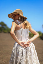 Load image into Gallery viewer, Look 2: Linen & Shells