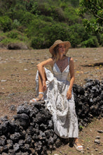 Load image into Gallery viewer, Look 2: Linen & Shells